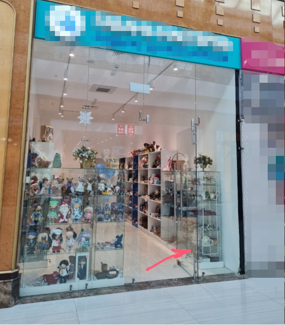 шоурум,стрелкой указано расположение моих работ