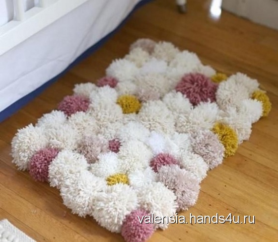 Как своими руками сделать коврик из помпонов?