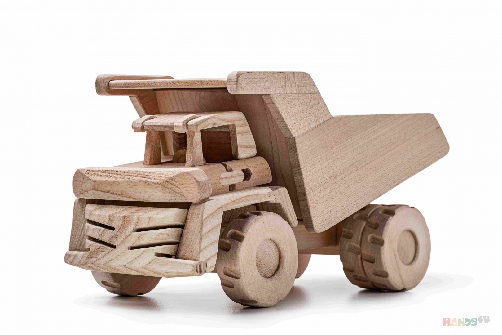 Деревянная машинка с пассажиром
